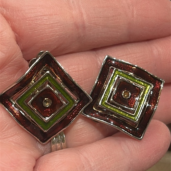 Vintage Clip On Earrings - Picture 2 of 8